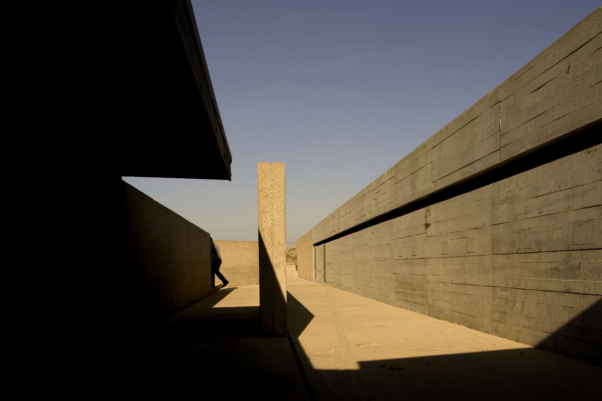 Alvaro Siza . Swimming Pool . Leça de Palmeira (7) – a f a s i a