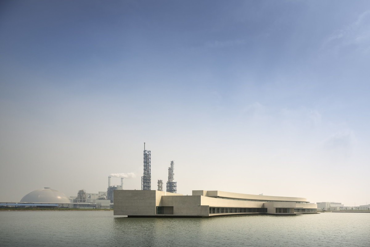 Alvaro Siza - THE BUILDING ON THE WATER SHIHLIEN CHEMICAL (1)