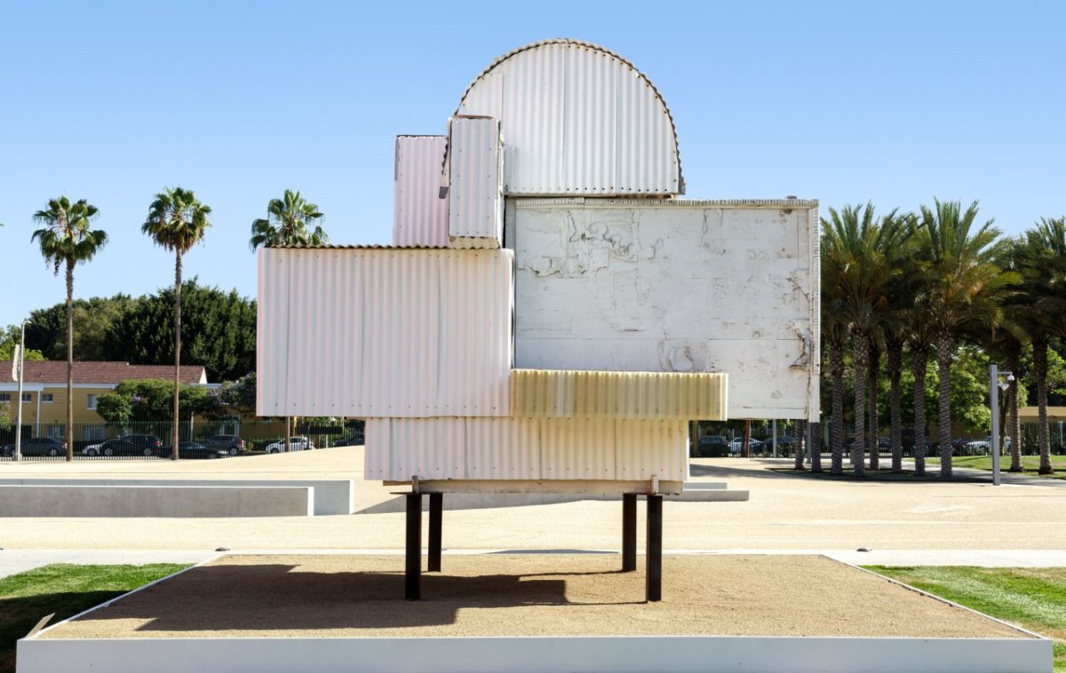 Noah Purifoy .  Ode to Frank Gehry . 1999 (1)