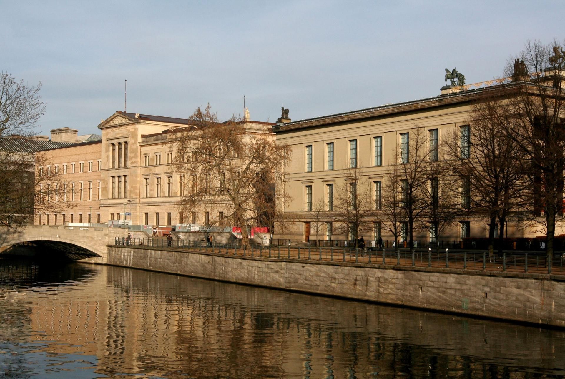 1 вскоре. Музейный остров в Берлине новый музей. Новый музей (neues Museum). Neues Museum. Мировой культурный музеум в Германии.