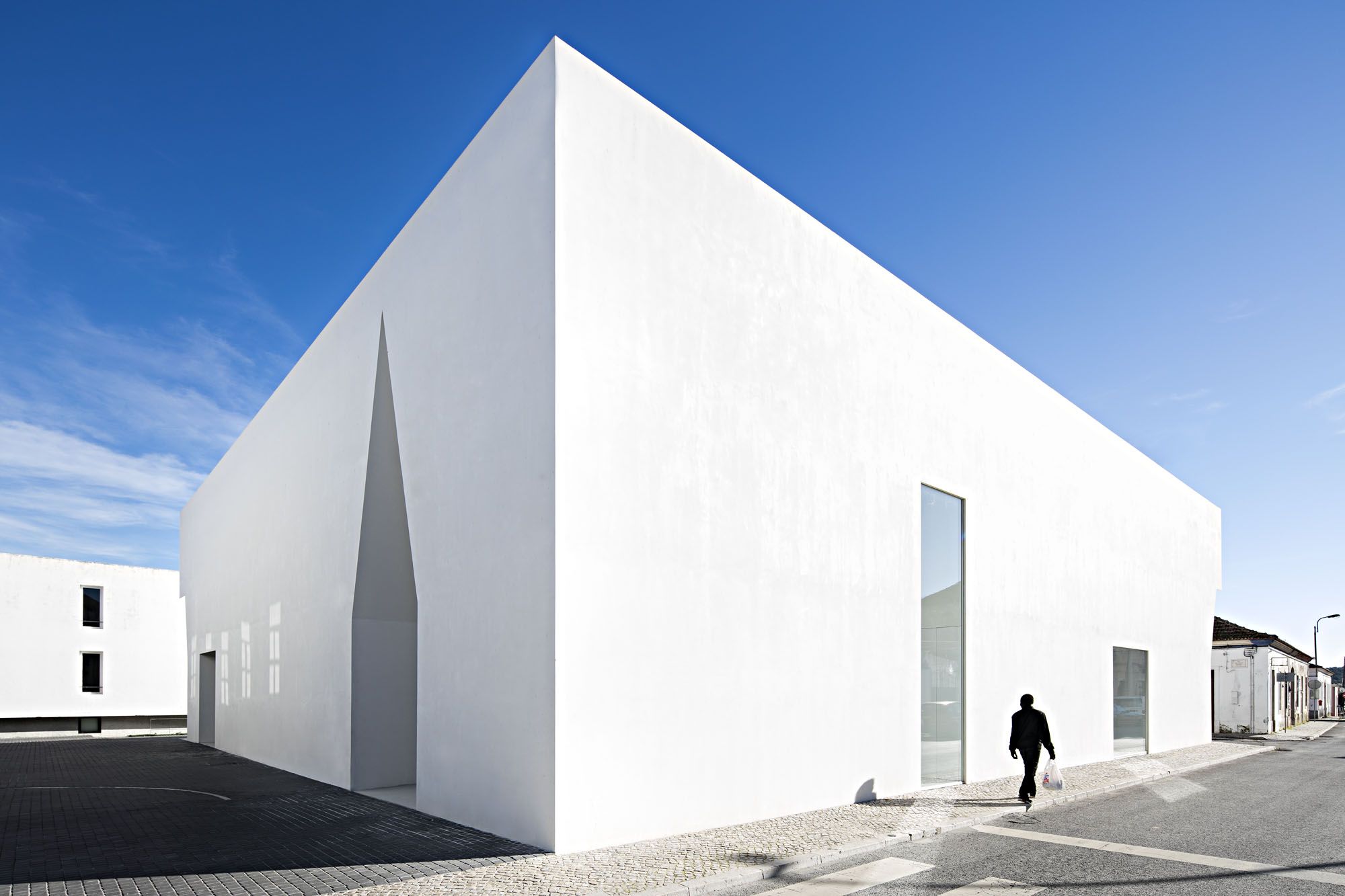 Красивое белое здание. Алкасер-Ду-сал в Португалии Архитектор. Aires Mateus Architects. Белое здание. Современное белое здание.