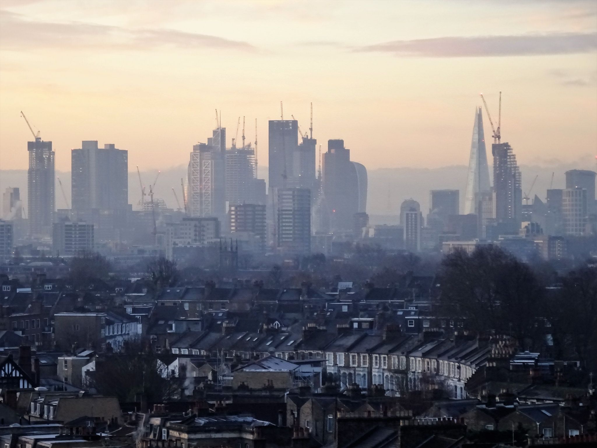 Reducing air pollution. Air pollution in London. Загазованность города. Загрязнение воздуха Лондон. Запыленный город.