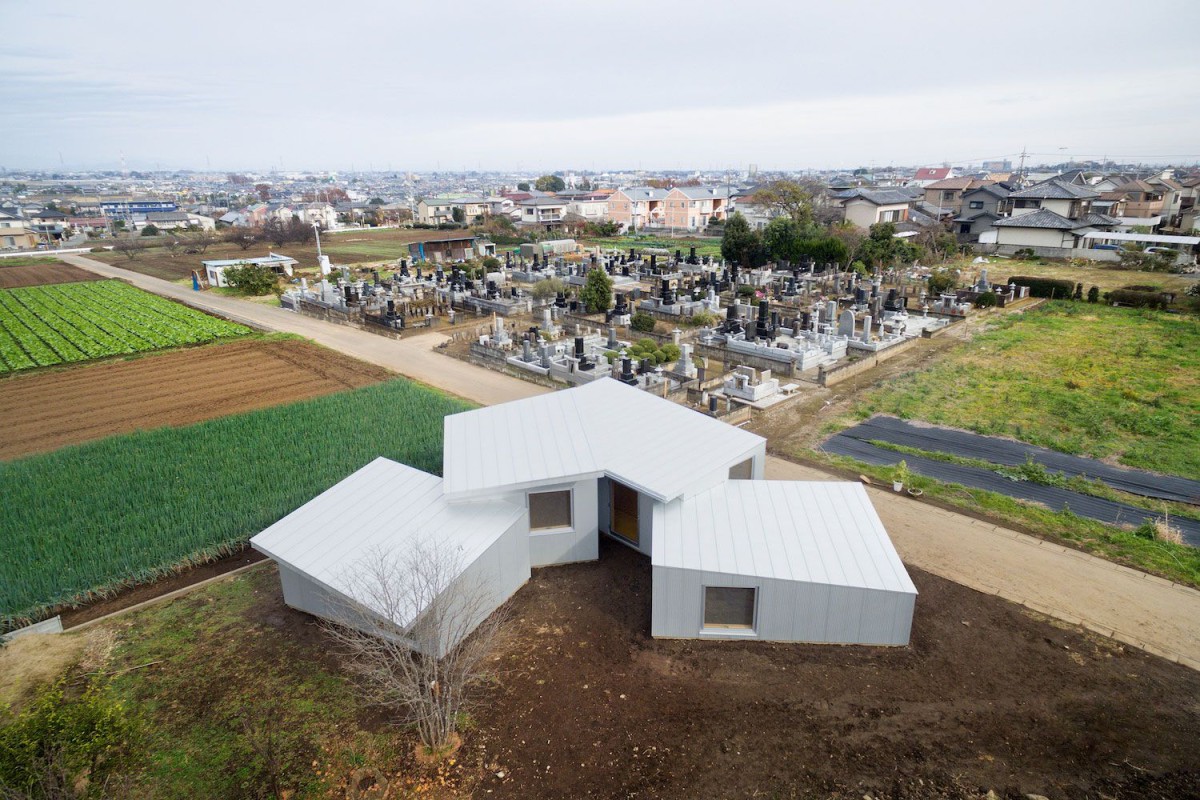 miya akiko . roofs and windows near wall behavior . Saitama (1)