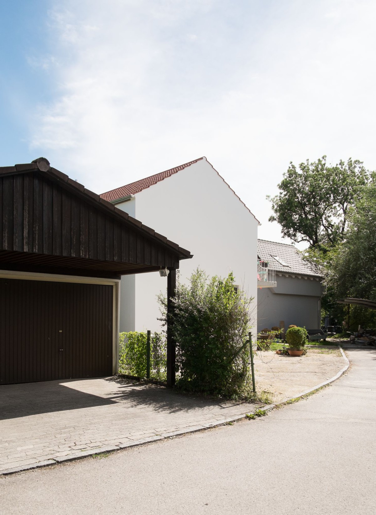 Kofink Schels . A Simple House Close To Its Neighbour  (2)