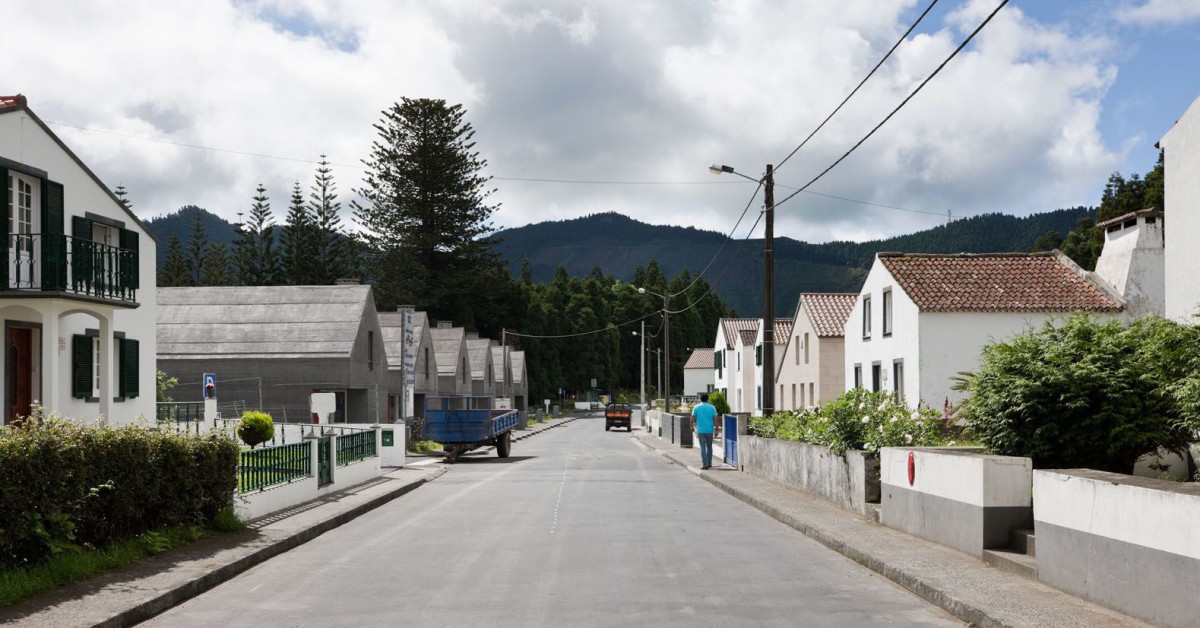 Souto de Moura . Pimenta . 27 cost-controlled houses . Sete Cidades afasia (1)