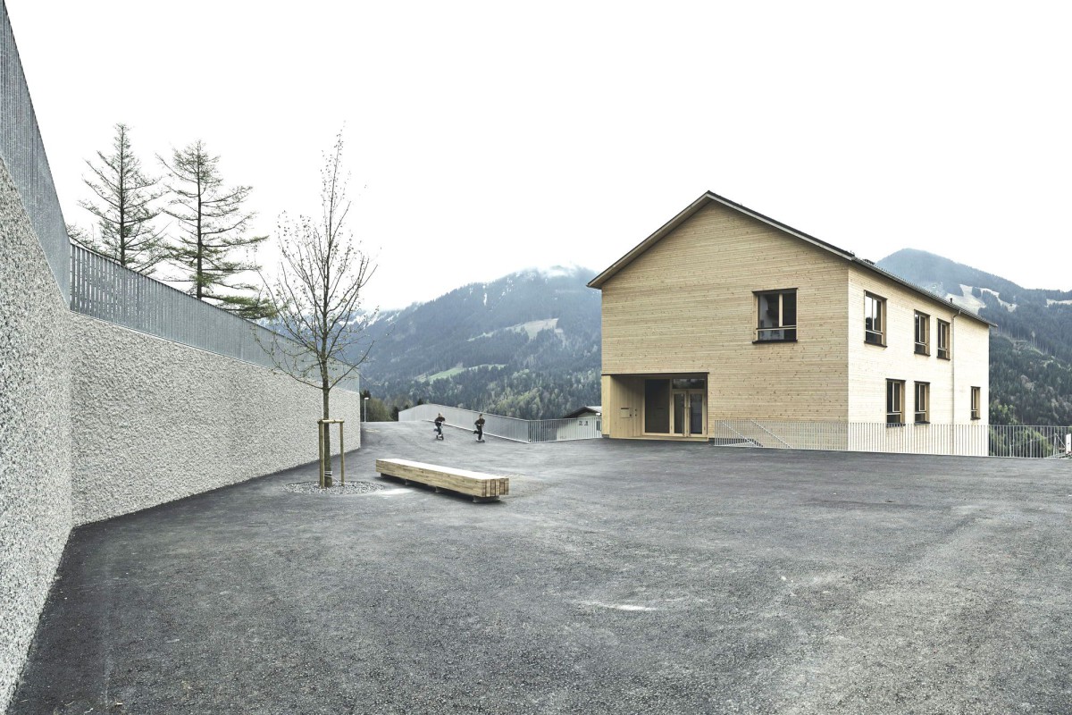 Bernardo Bader . School and hall for a village. Laterns afasia (1)