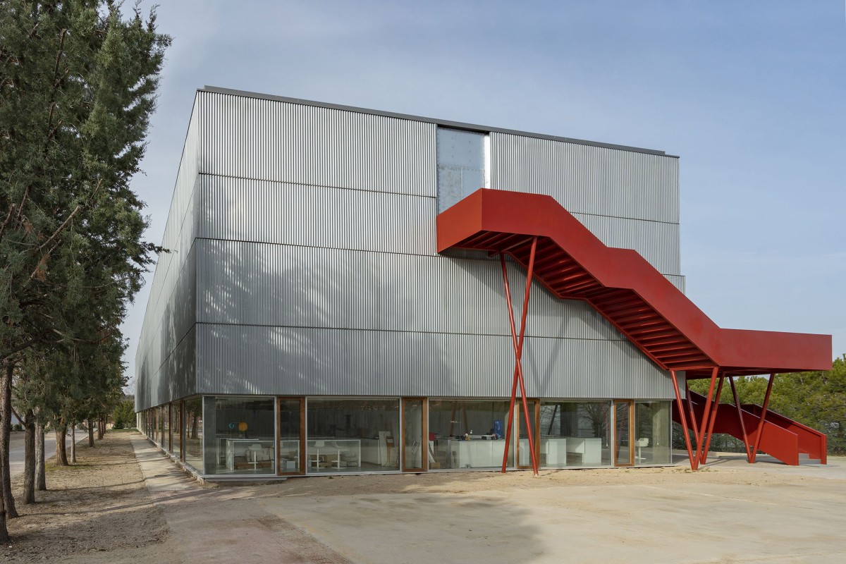 ROJO  FERNÁNDEZ-SHAW . Aulario B Founder's Hall. Runnymede College Campus . Alcobendas afasia (1)