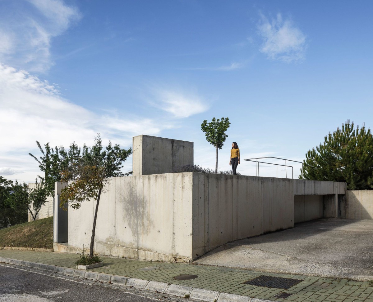 Juan Domingo Santos. HOUSE ON A HILLSIDE. OTURA Fernando Alda afasia (1)