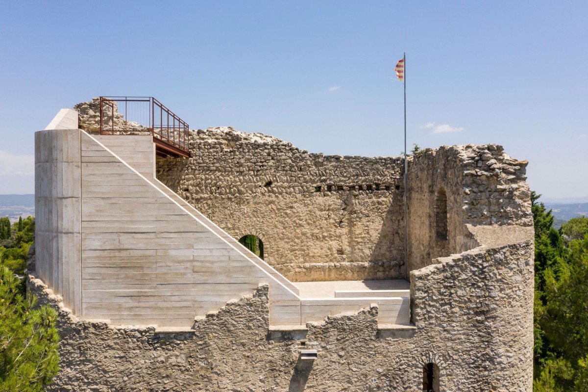 Meritxell Inaraja . CASTLE TOWER RESTORATION . SANTA MARGARIDA DE MONTBUI Adrià Goula afasia (6)