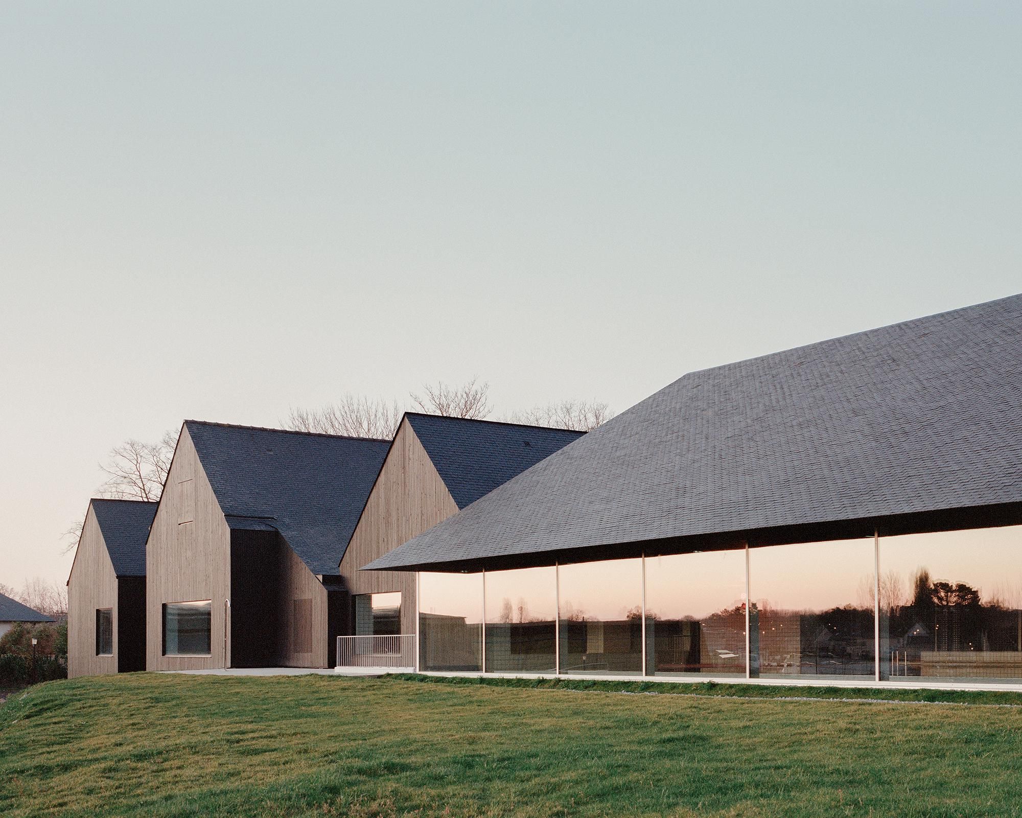 RAUM . Renovation and extension of a public swimming pool in Britanny ...