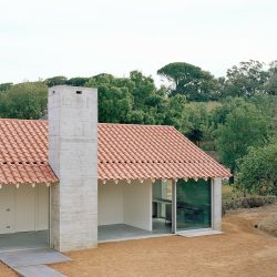 Arquitectura G . Gatehouse and garage . Sintra Maxime Delvaux afasia (1)